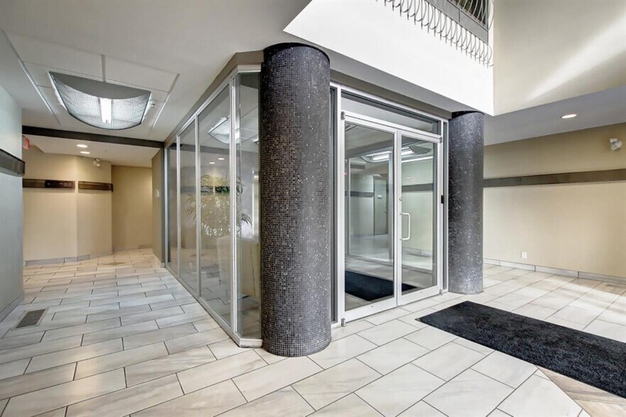 138 18th Ave SE, Calgary, AB à vendre - Hall d’entrée – Image 2 sur 25