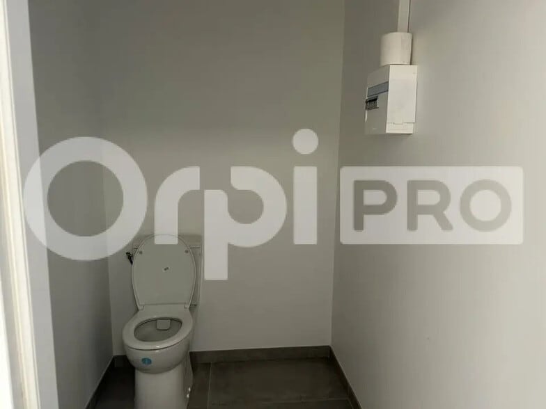 Bureau dans Civrieux à louer - Photo de l’immeuble – Image 3 sur 3