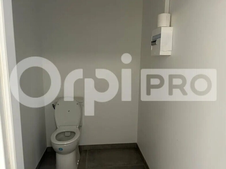 Bureau dans Civrieux à louer - Photo intérieure – Image 3 sur 3