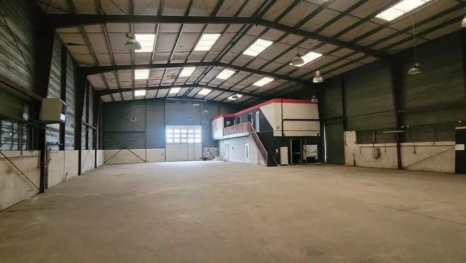 Local d’activités dans Isneauville à louer - Photo de l’immeuble – Image 3 sur 12