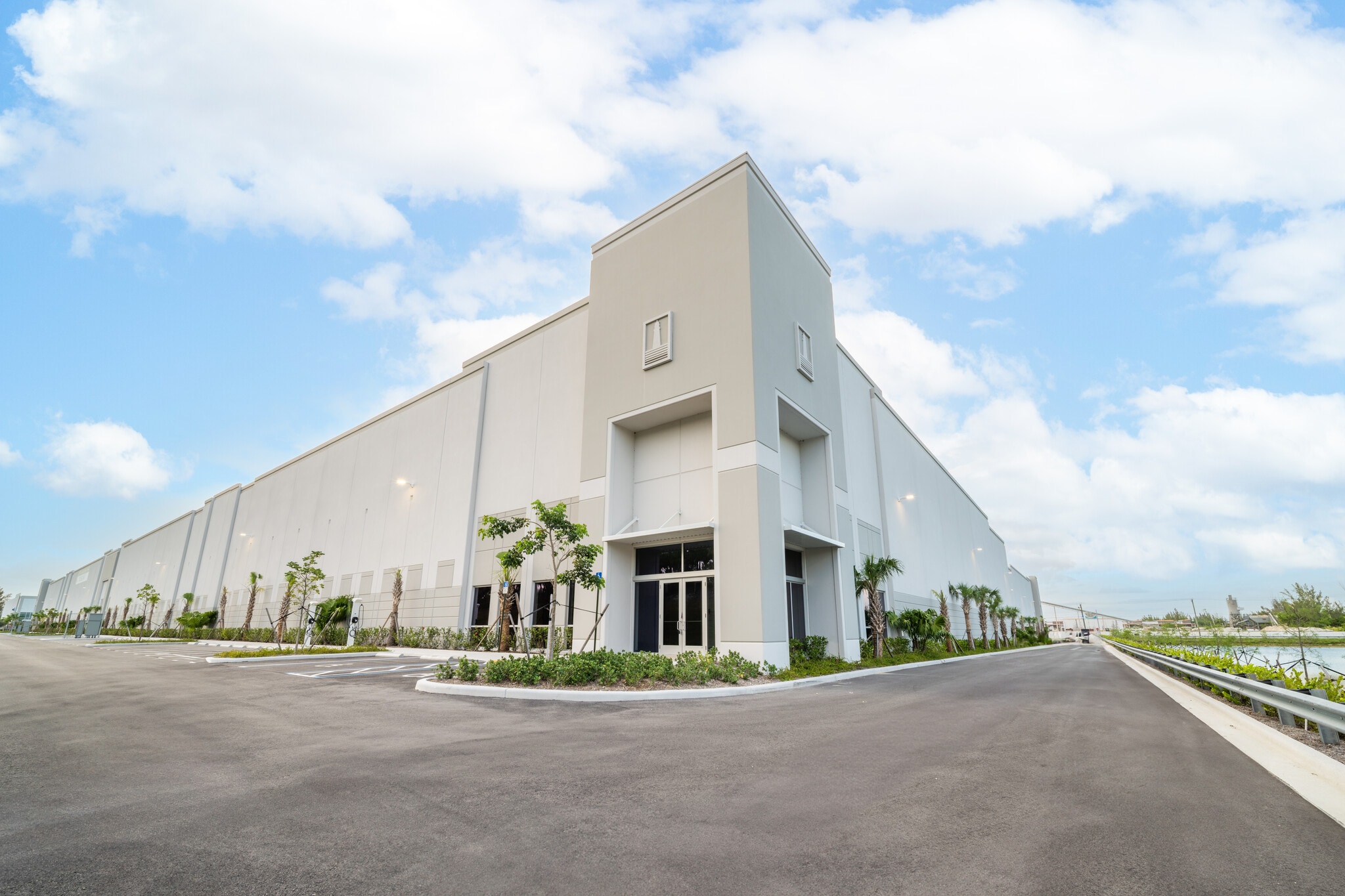 12200 NW 25th St, Miami, FL à louer Photo intérieure– Image 1 sur 13