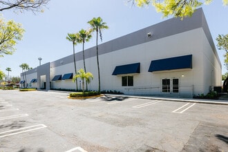 9700 NW 17th St, Miami, FL à louer Photo de l’immeuble– Image 2 sur 4
