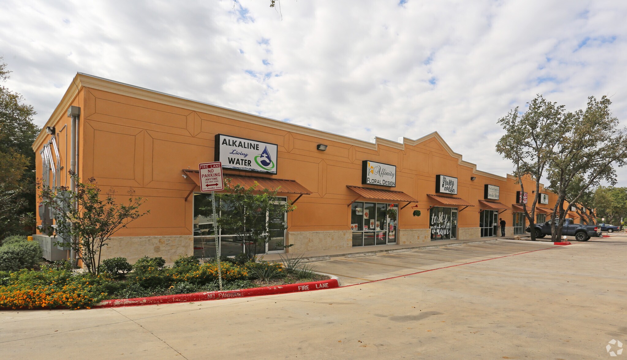 6330 De Zavala Rd, San Antonio, TX à louer Photo de l’immeuble– Image 1 sur 13