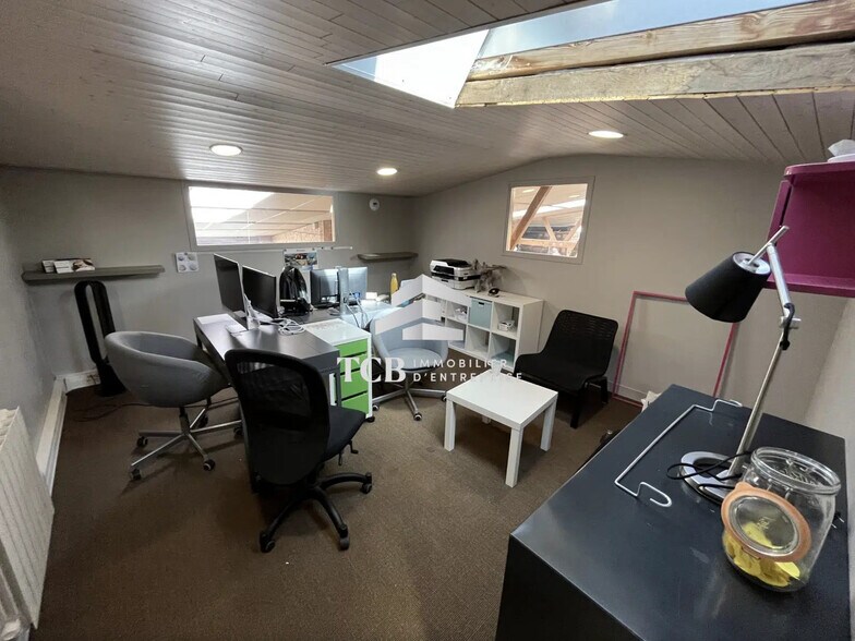 Local d’activités dans La Montagne à louer - Photo de l’immeuble – Image 1 sur 8