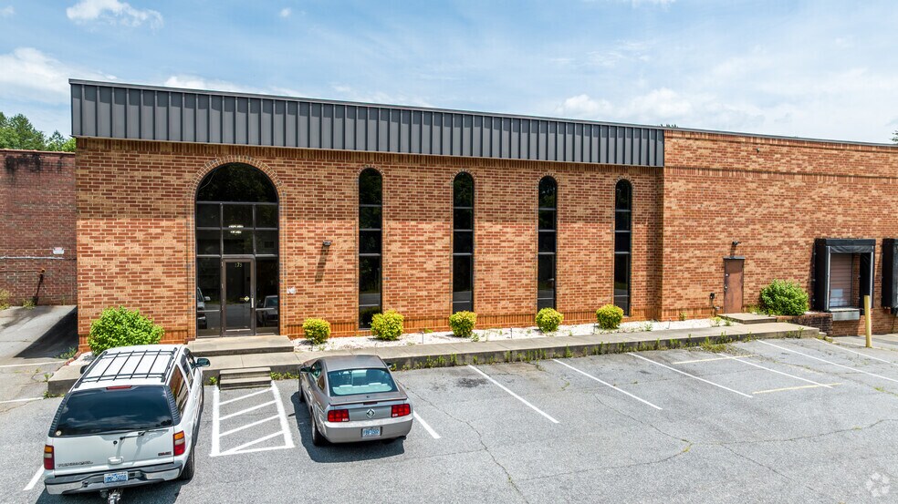 175 18th St SE, Hickory, NC à vendre - Photo de l’immeuble – Image 1 sur 32