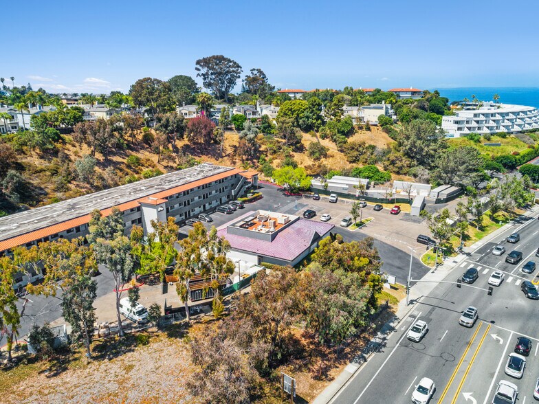 135 Encinitas Blvd, Encinitas, CA à louer - Photo de l’immeuble – Image 1 sur 5