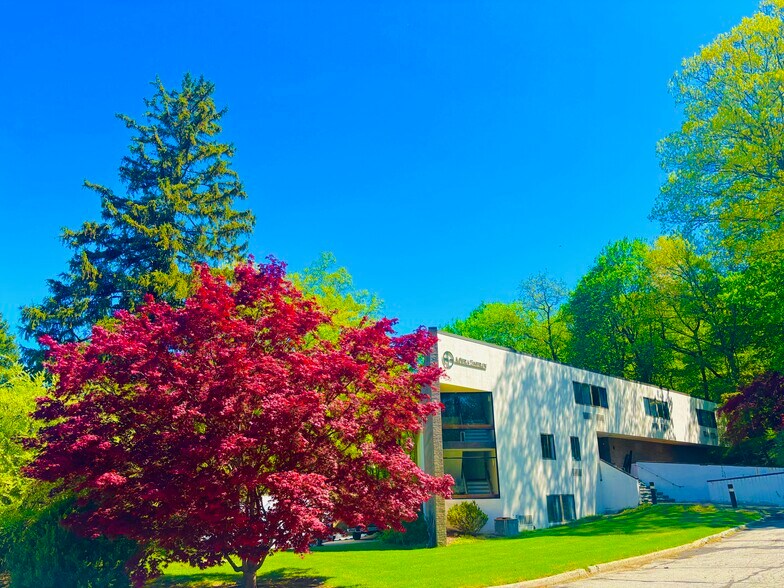 555 Pleasantville Rd, Briarcliff Manor, NY à louer - Photo de l’immeuble – Image 1 sur 3