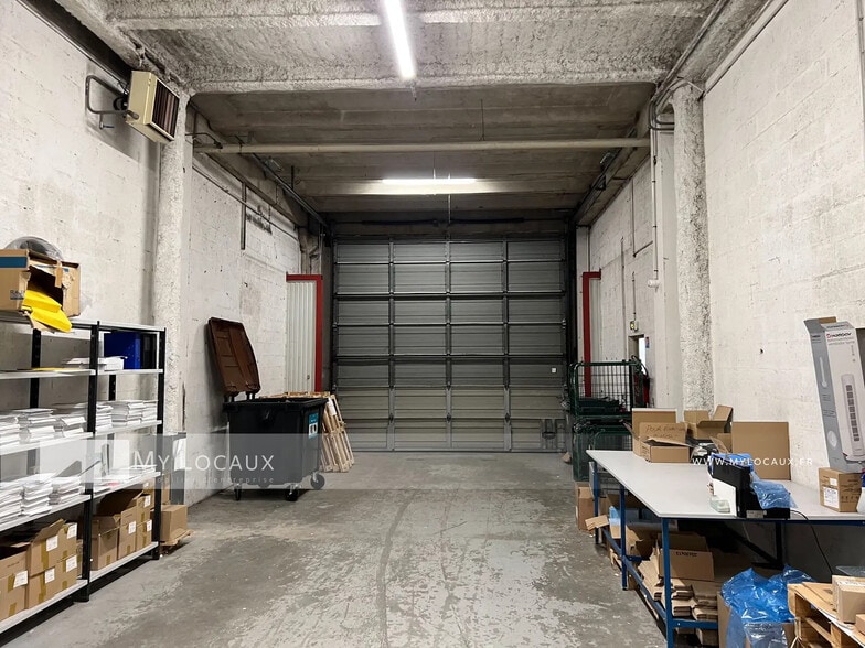 Local d’activités dans Osny à louer - Photo intérieure – Image 2 sur 8