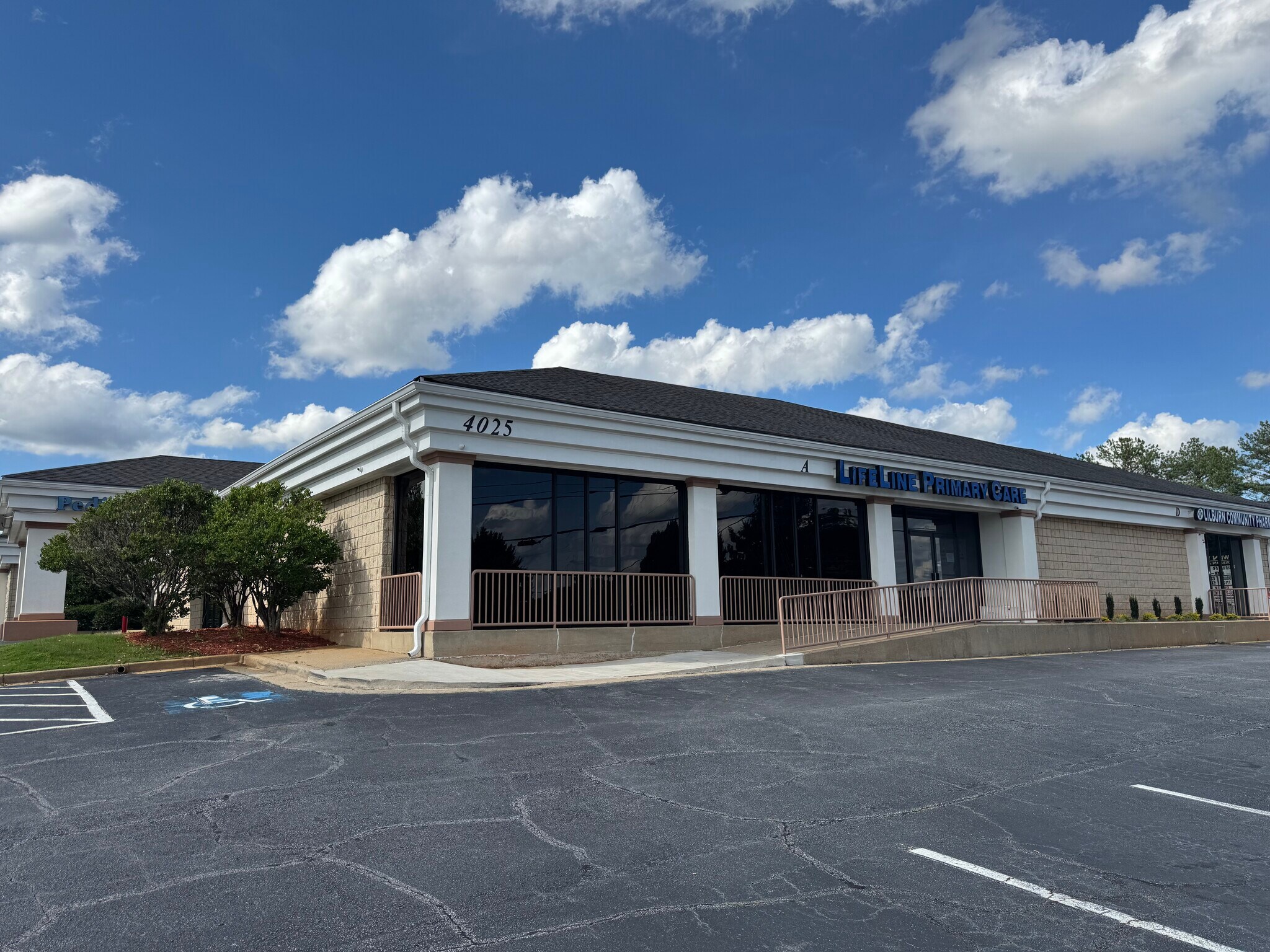 4025 Lawrenceville Hwy, Lilburn, GA à louer Photo principale– Image 1 sur 2