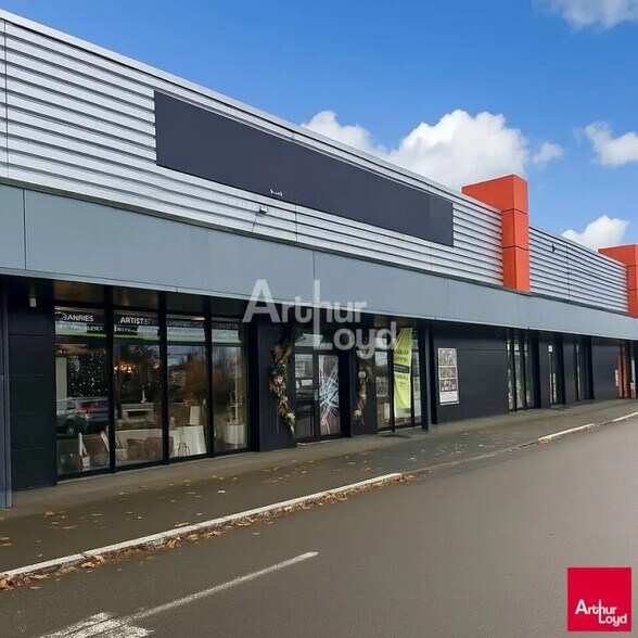 Local commercial dans Saint-Berthevin à louer - Photo de l’immeuble – Image 2 sur 4