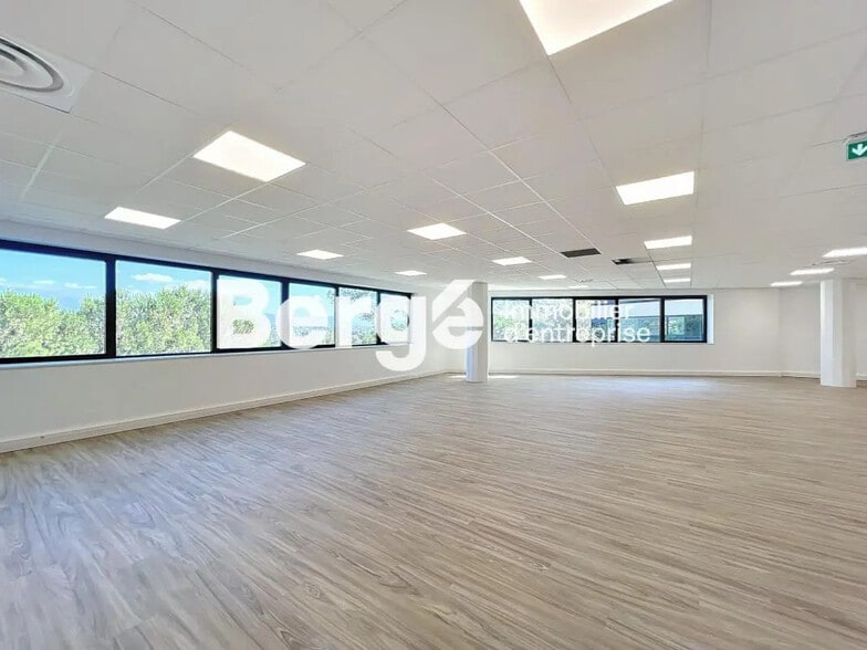 Bureau dans Valbonne à louer - Photo de l’immeuble – Image 1 sur 14