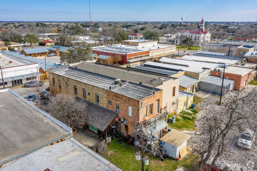 1311 3rd St, Floresville, TX à louer - Photo de l’immeuble – Image 3 sur 4