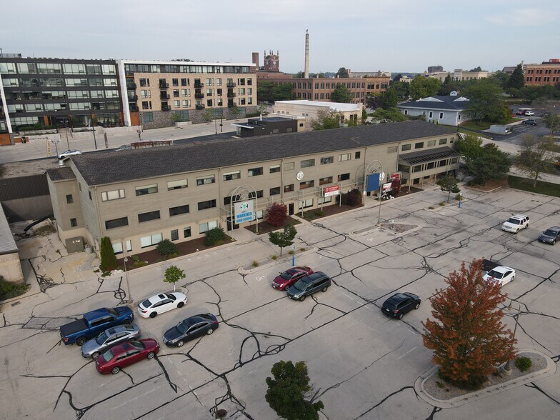 712 Riverfront Dr, Sheboygan, WI à vendre - Photo de l’immeuble – Image 2 sur 2