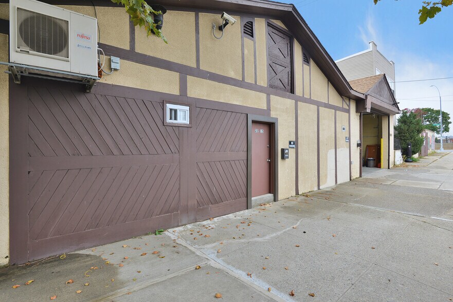 22-14 Hazen St, East Elmhurst, NY à louer - Photo de l’immeuble – Image 3 sur 3
