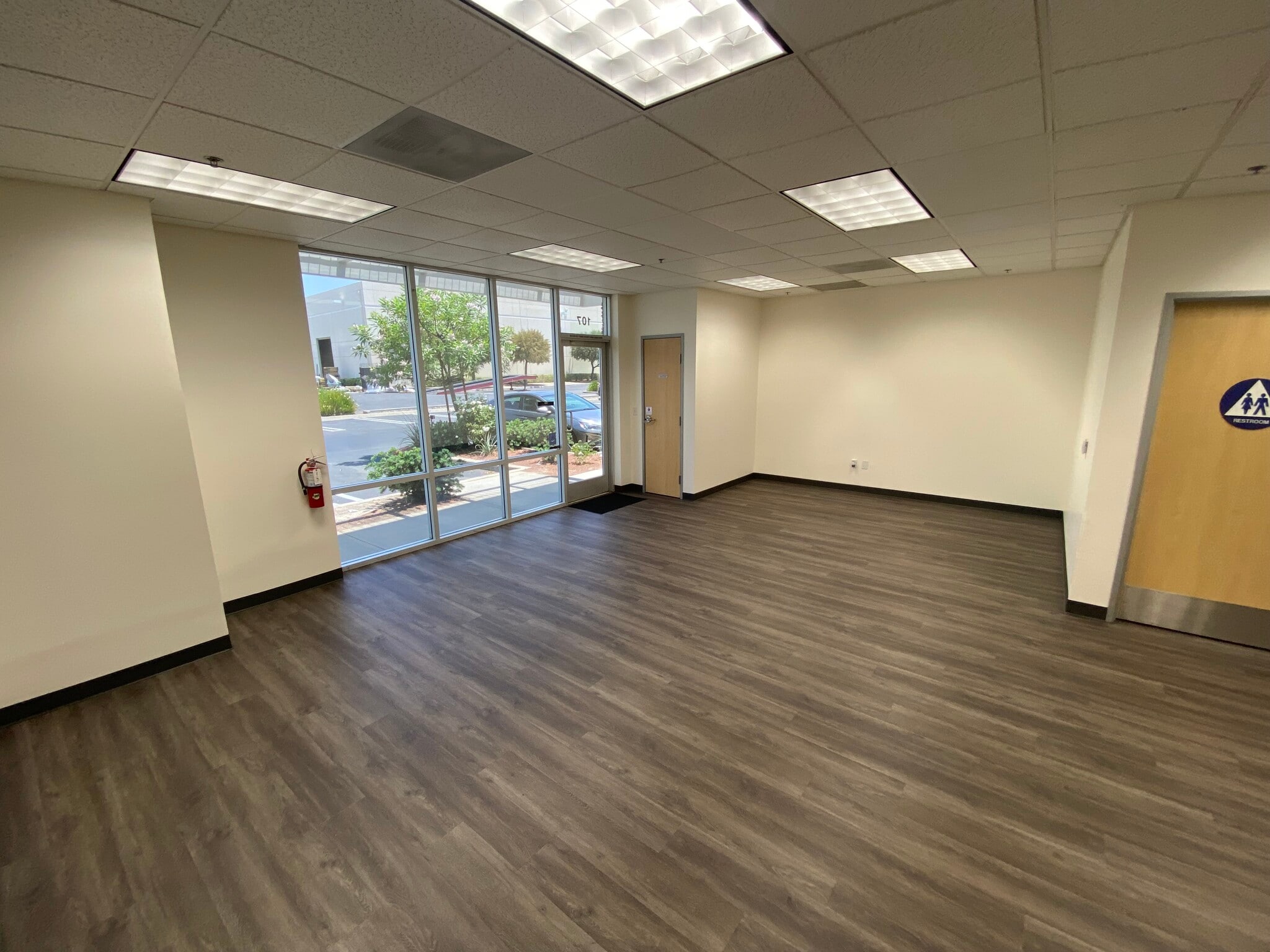 350 E Commercial Rd, San Bernardino, CA à louer Photo de l’immeuble– Image 1 sur 6