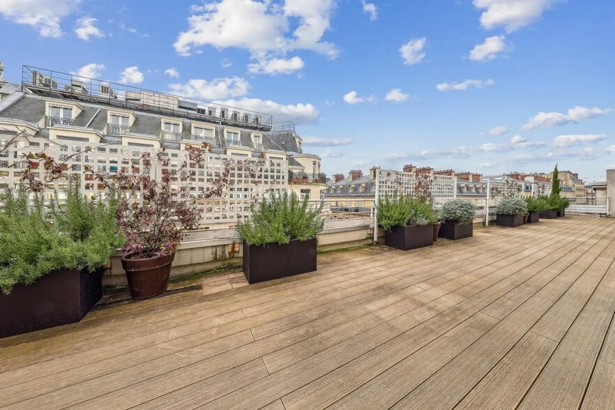 32 Rue De Lisbonne, Paris à louer - Photo de l’immeuble – Image 2 sur 26