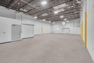 Plus de détails pour 325-337 W 75th Pl, Hialeah, FL - Industriel/Logistique à louer