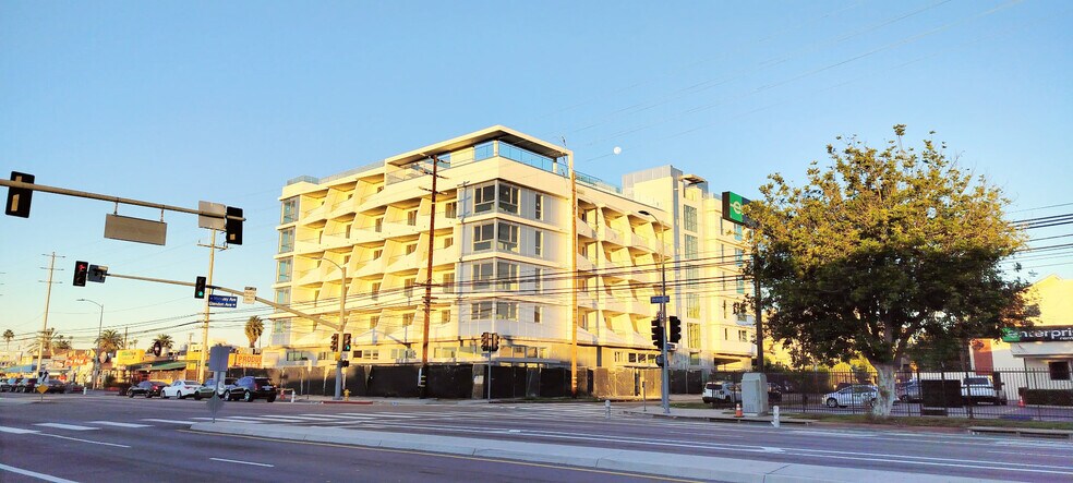 10801 Venice Blvd, Los Angeles, CA à louer - Photo de l’immeuble – Image 2 sur 2
