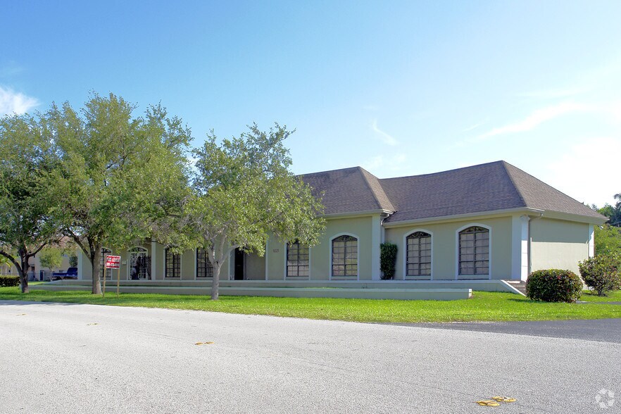 9245 SW 158th Ln, Miami, FL à louer - Photo de l’immeuble – Image 2 sur 31
