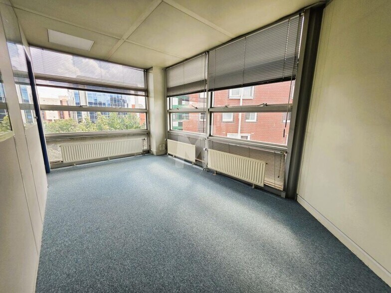 Bureau dans Évry-Courcouronnes à vendre - Photo de l’immeuble – Image 2 sur 11