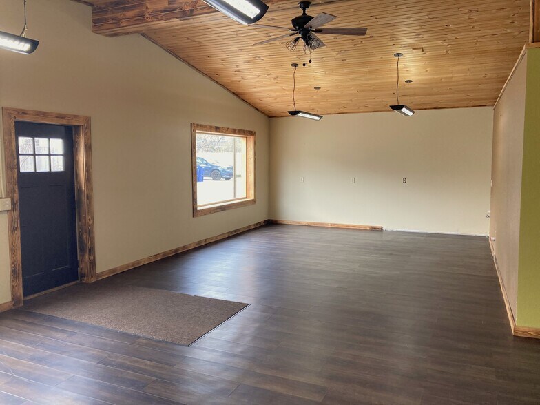 516 E Front St, Traverse City, MI à louer - Photo de l’immeuble – Image 3 sur 7