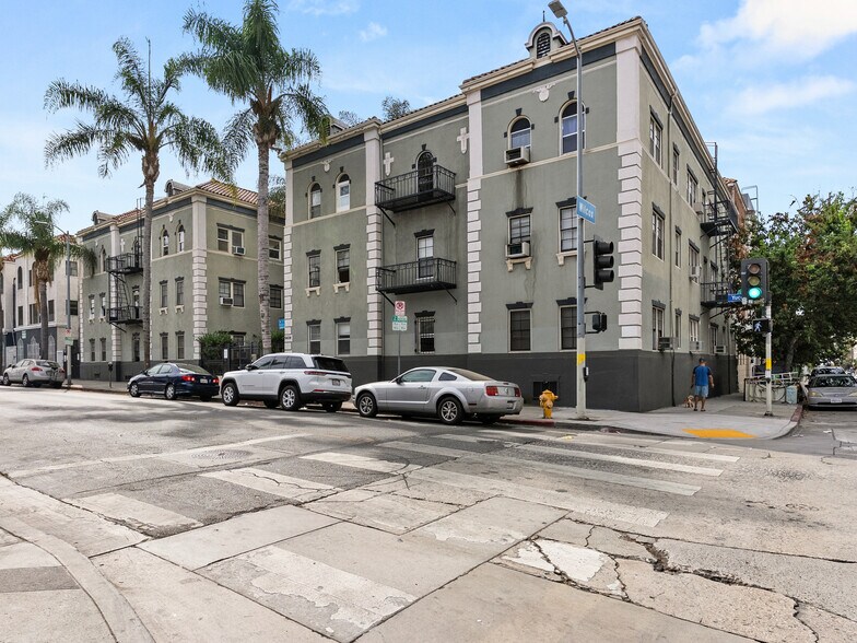 6434 Yucca St, Los Angeles, CA à vendre - Photo de l’immeuble – Image 3 sur 15