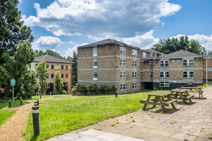 Coopers Hill Ln, Egham à vendre - Photo de l’immeuble – Image 3 sur 5