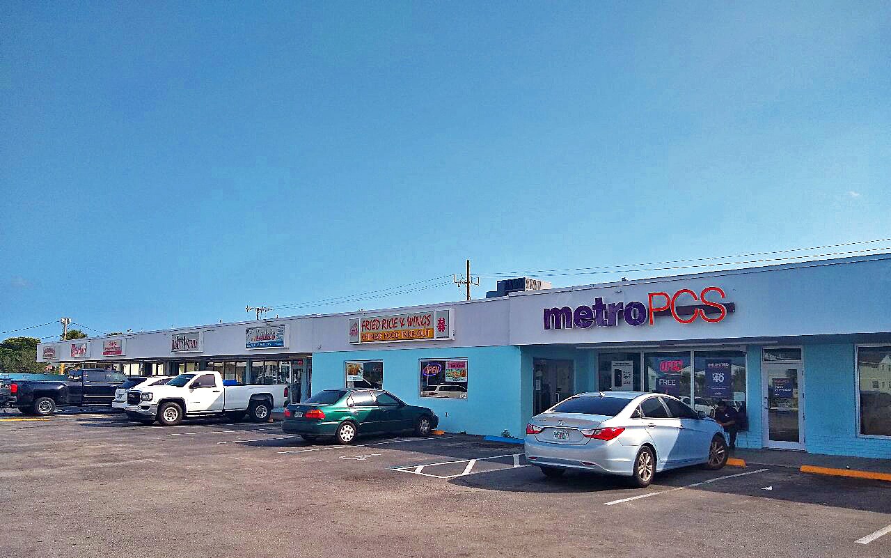 1521 W Blue Heron Blvd, West Palm Beach, FL à louer Photo de l’immeuble– Image 1 sur 3