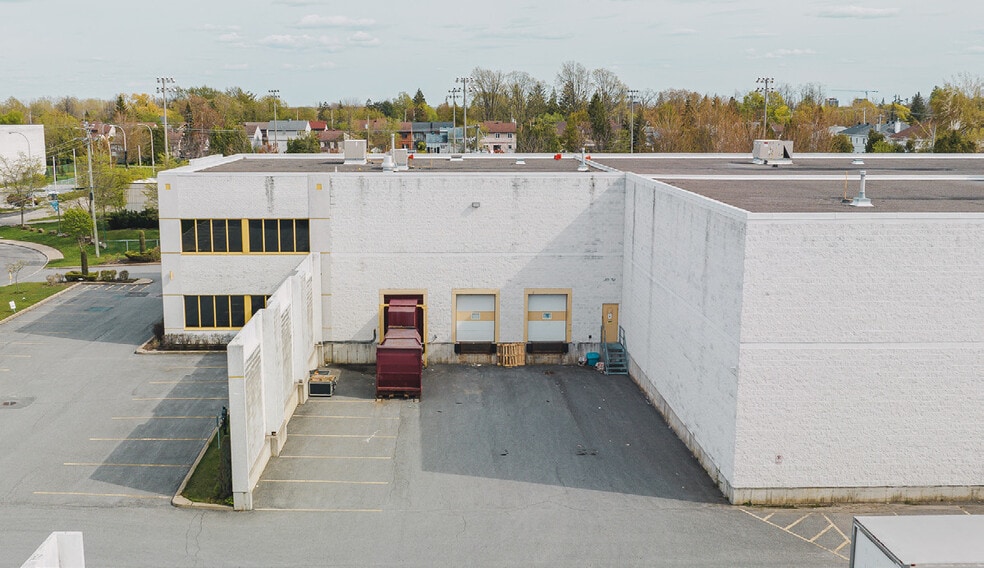 215 Av Voyageur, Pointe-claire, QC à louer - Photo de l’immeuble – Image 2 sur 11