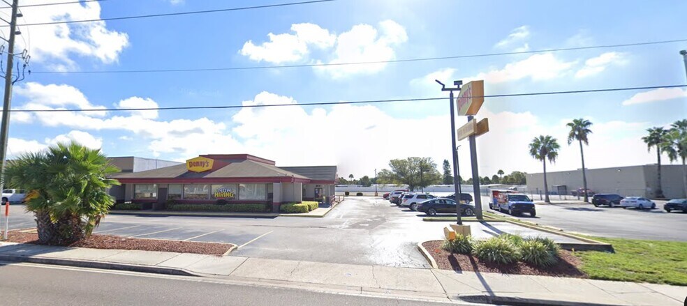 940 Missouri Ave N, Largo, FL à louer - Photo de l’immeuble – Image 2 sur 9