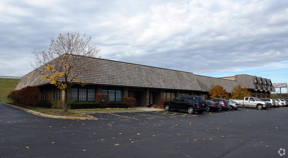 28085 N Ashley Cir, Libertyville, IL à vendre - Photo de l’immeuble – Image 2 sur 6
