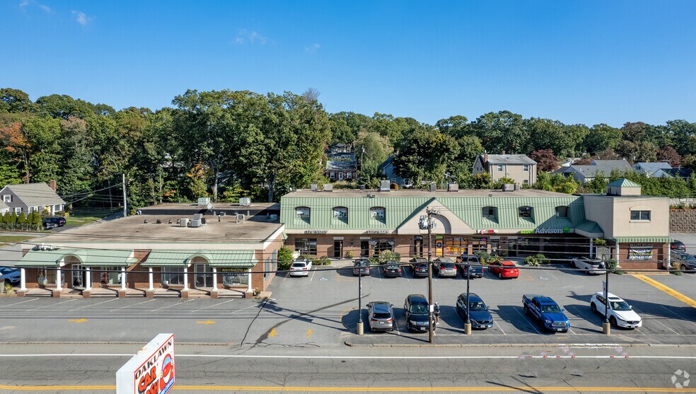 800 Oaklawn Ave, Cranston, RI à louer - Photo de l’immeuble – Image 1 sur 11