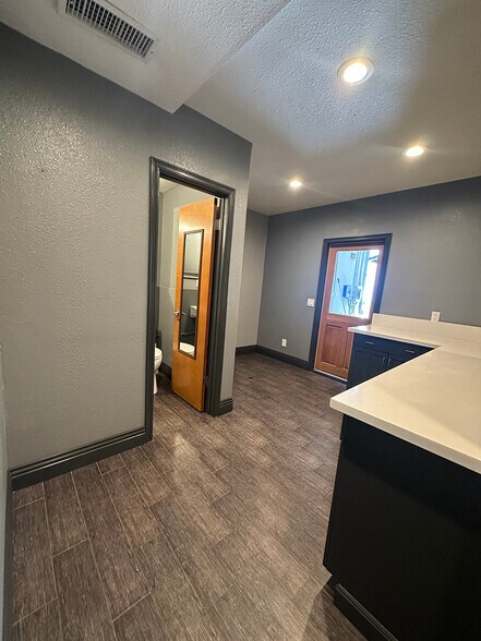 1958 Placentia Ave, Costa Mesa, CA à louer - Photo de l’immeuble – Image 2 sur 12