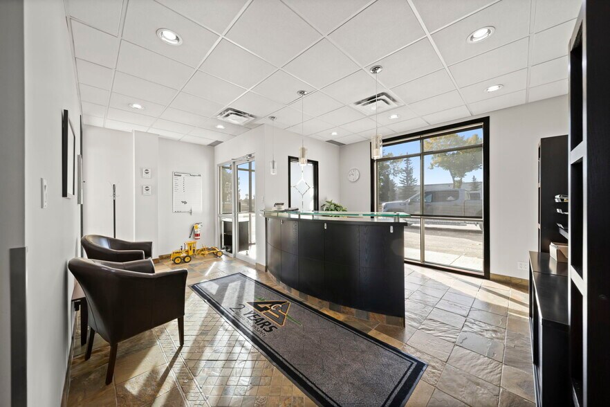 259 Burnt Park Dr, Red Deer County, AB à vendre - Photo intérieure – Image 2 sur 36