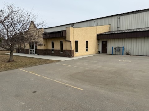 8330 48th St SE, Calgary, AB à louer - Photo de l’immeuble – Image 1 sur 6