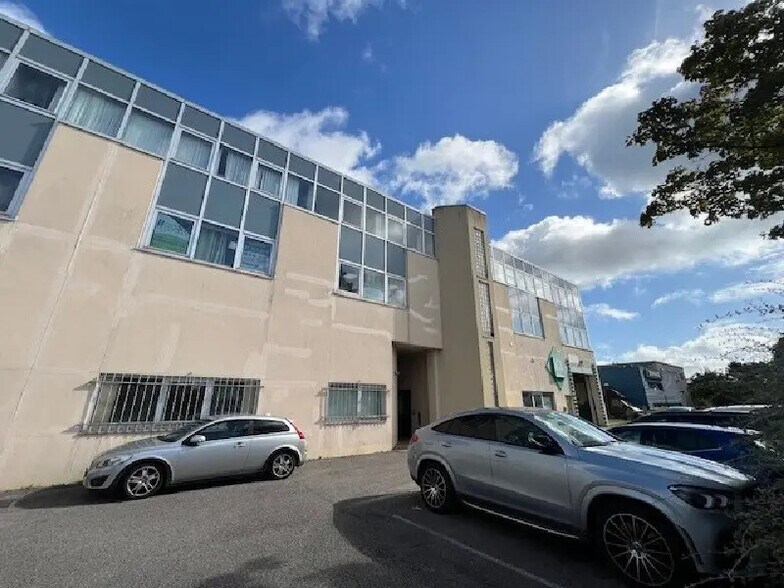 655 Avenue Roland Garros, Buc à vendre - Photo de l’immeuble – Image 1 sur 8