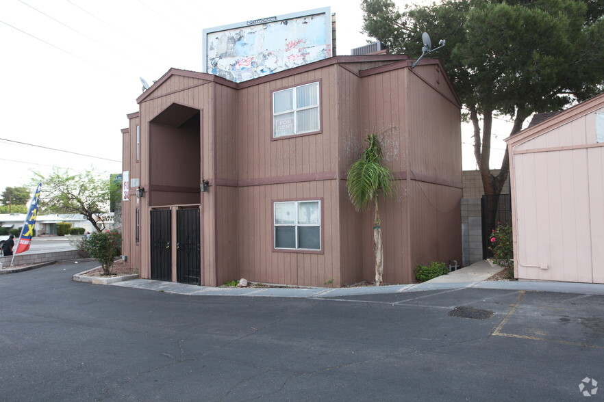 1530 E Charleston Blvd, Las Vegas, NV à louer - Photo de l’immeuble – Image 3 sur 4