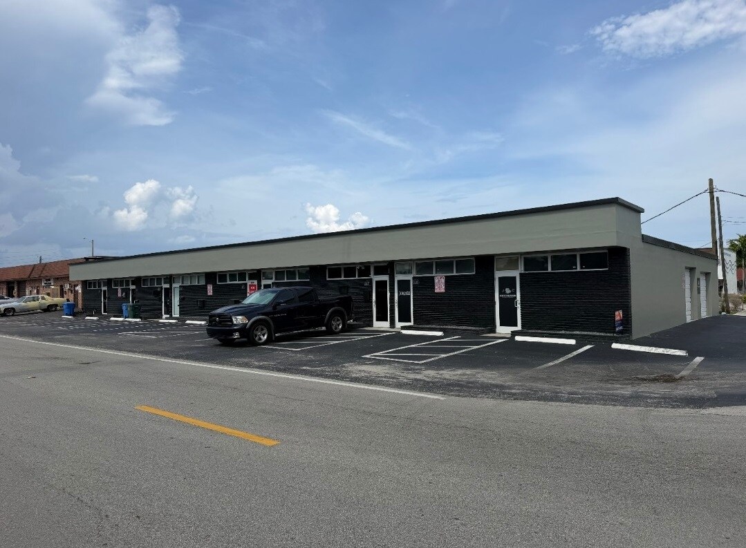 4310-4326 NE 5th Ave, Oakland Park, FL à louer Photo de l’immeuble– Image 1 sur 9