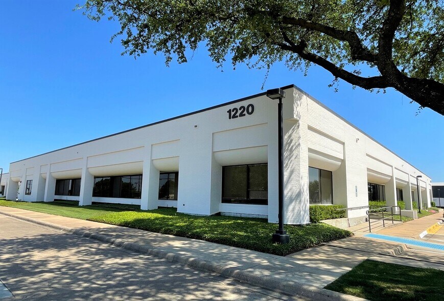 1220 E Campbell Rd E, Richardson, TX à louer - Photo de l’immeuble – Image 1 sur 2