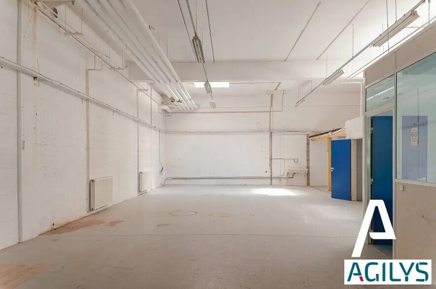 Local d’activités dans à louer - Photo de l’immeuble – Image 2 sur 7