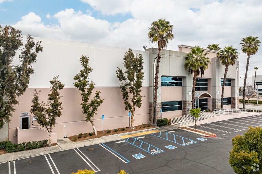 9050 Hermosa Ave, Rancho Cucamonga, CA à louer - Photo de l’immeuble – Image 3 sur 7