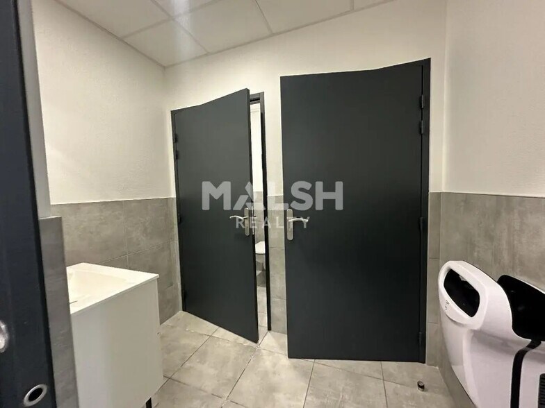 Local d'activités dans Saint-André-de-Corcy à vendre - Photo de l’immeuble – Image 3 sur 4