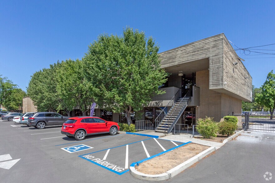 191 W Shaw Ave, Fresno, CA à louer - Photo de l’immeuble – Image 2 sur 13
