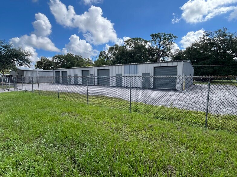 2529 S Magnolia Ave, Sanford, FL à louer - Photo de l’immeuble – Image 3 sur 4