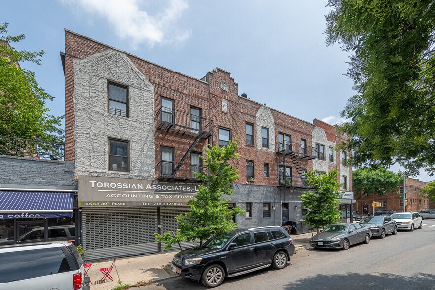 39-29 47th Ave, Sunnyside, NY à vendre - Photo de l’immeuble – Image 3 sur 42