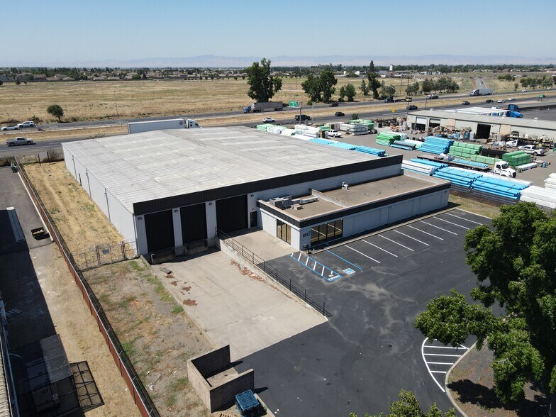 1246 Vanderbilt Cir, Manteca, CA à louer - Photo de l’immeuble – Image 2 sur 5