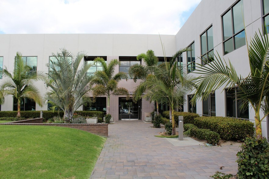 3525 Hyland Ave, Costa Mesa, CA à louer - Photo de l’immeuble – Image 2 sur 17