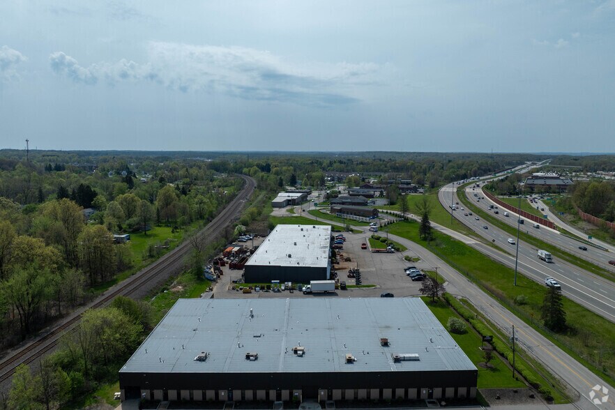 8515 Freeway Dr, Macedonia, OH à louer - Aérien – Image 3 sur 5