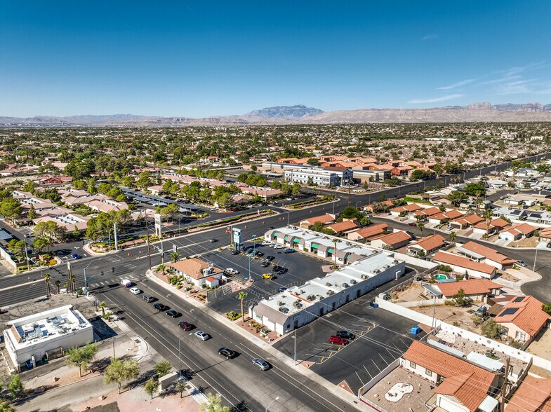 7000-7034 W Charleston Blvd, Las Vegas, NV à vendre - Photo de l’immeuble – Image 3 sur 10