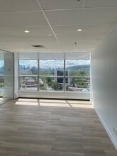 2120 Rue Sherbrooke E, Montréal, QC à louer Photo intérieure– Image 2 sur 12